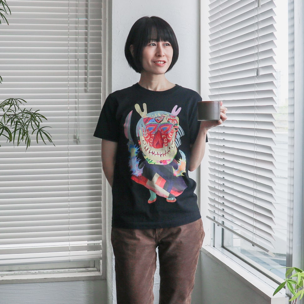 秋田人形道祖神 ナマハゲTシャツ ブラック Sサイズの パンツスタイル(正面)の着用写真