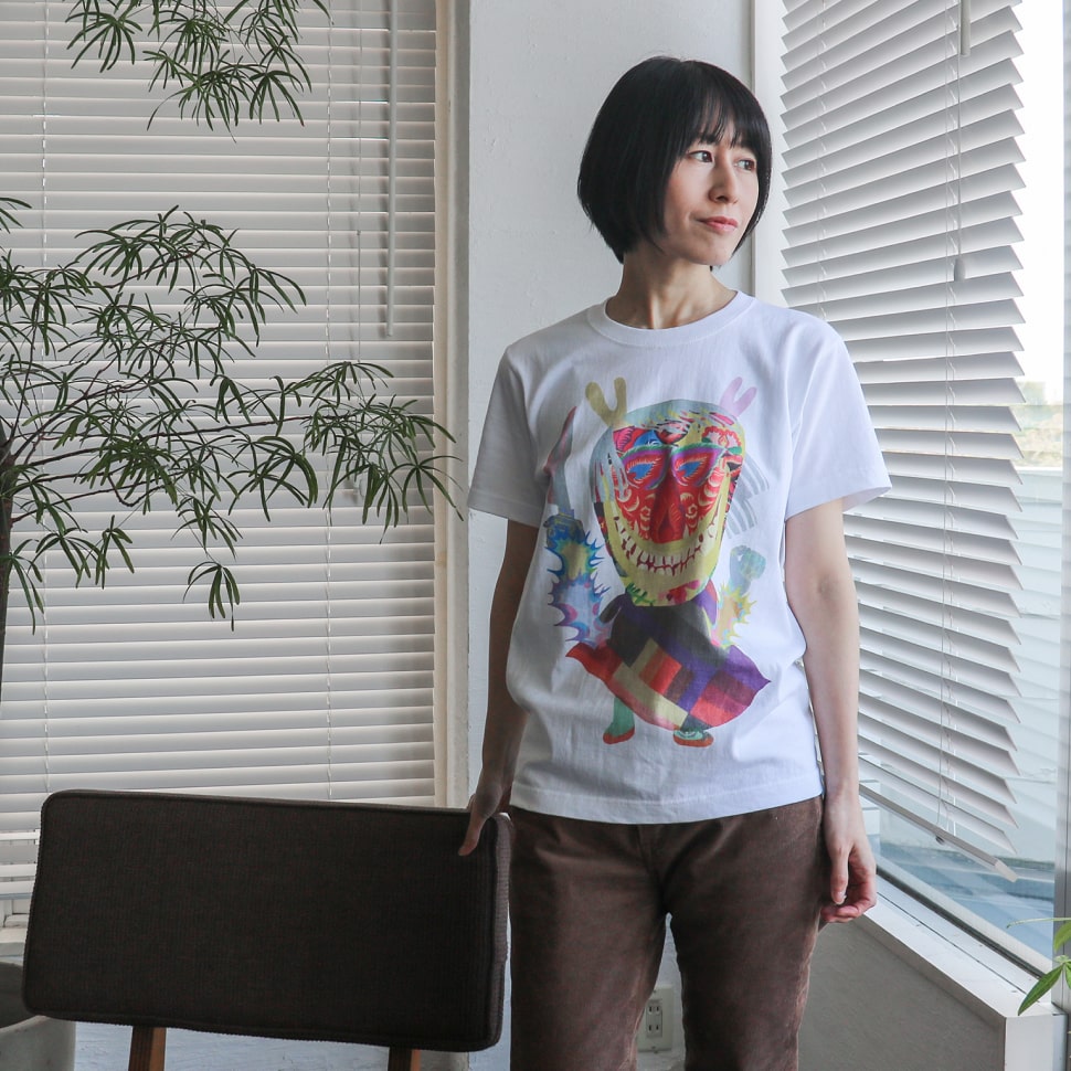 秋田人形道祖神 ナマハゲTシャツ ホワイト Sサイズの パンツスタイル(正面)の着用写真