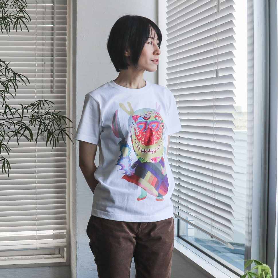 秋田人形道祖神 ナマハゲTシャツ ホワイト Sサイズ パンツスタイル(斜め)の着用写真